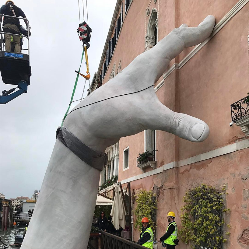 Venice Art Biennale 2018 Lorenzo Quinn S Support Sculpture Braces The Hands Were Carried By Boat To Location And Lifted Into Place Image Lorenzo Quinn